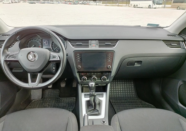 Skoda Octavia cena 37600 przebieg: 242000, rok produkcji 2017 z Gdańsk małe 277